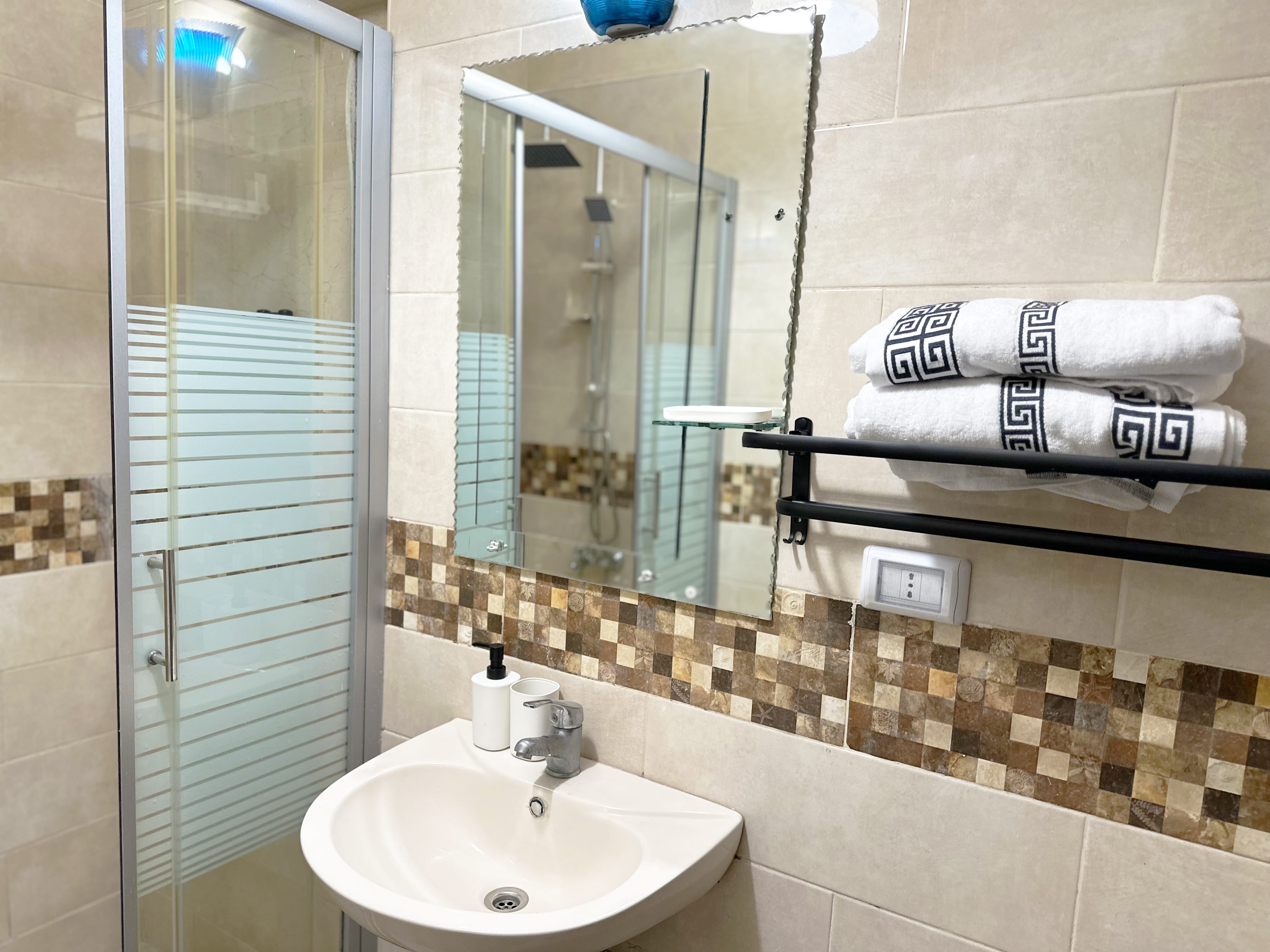 Mecca Street - One Room with Balcony